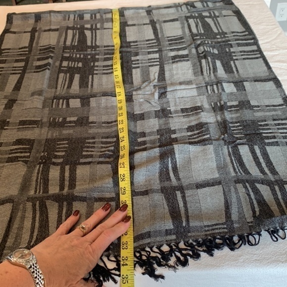 💐5/25 thick warm scarf wrap neutral gray black plaid soft nice quality - Picture 6 of 9
